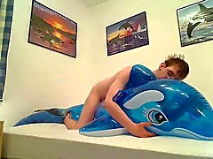 Typ fickt Bade Delfin - Guy fucks rubber dolphin