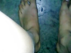 masturbation en wc. 6) bien exitado jugando con mis pies bien rico