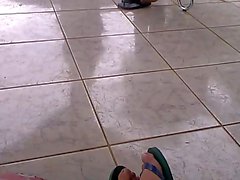 Boyzinho novinho brinca com os seus chinelos