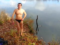 Casado gostosao tomando banho pelado no lago