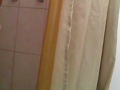 taking a shower / tomando una ducha