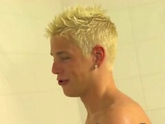 Blond athletic twink Kyle Richerds anal breeds Elijah White